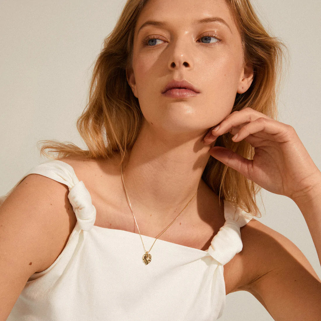 EM wavy pendant necklace